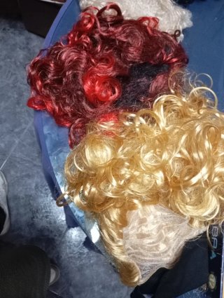 Pelucas rizadas (negras, rubias, rojas)