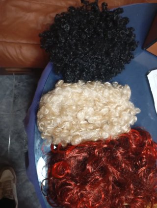 Pelucas rizadas (negras, rubias, rojas)