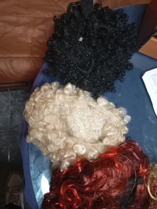Pelucas rizadas (negras, rubias, rojas)