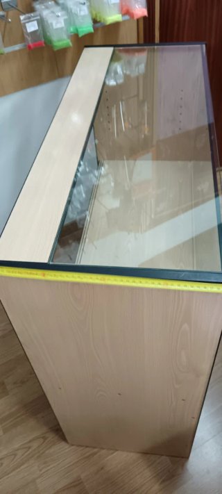 Vitrina expositora de madera y cristal