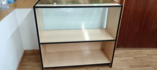 Vitrina expositora de madera y cristal
