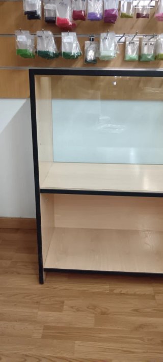 Vitrina expositora de madera y cristal