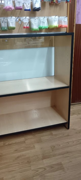 Vitrina expositora de madera y cristal