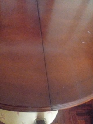 Mesa redonda de madera con 4 sillas