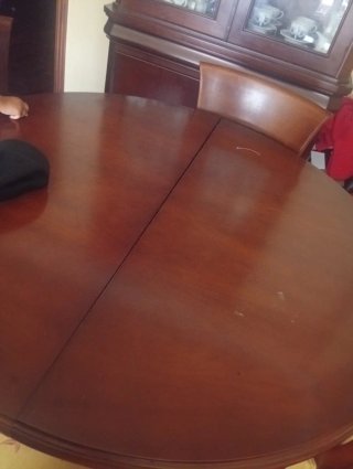 Mesa redonda de madera con 4 sillas