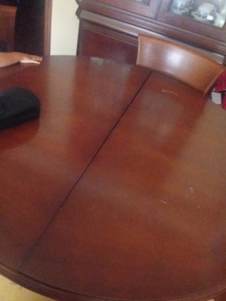 Mesa redonda de madera con 4 sillas