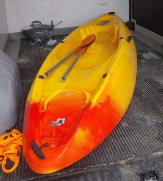 Kayak amarillo y naranja con remos