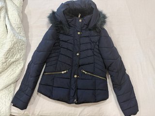 Chaqueta azul con capucha y pelo