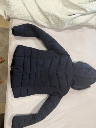 Chaqueta azul con capucha y pelo