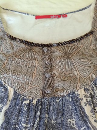 Vestido boho estampado beige y gris.