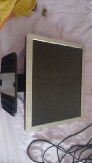 Pantalla de ordenador con cables