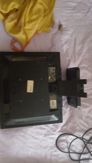 Pantalla de ordenador con cables