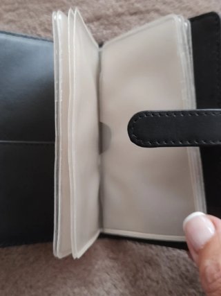 Tarjetero de piel negro en su estuche
