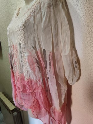 Blusa de seda rosa y blanca
