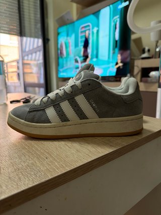 Zapatillas Adidas Grises y Blancas