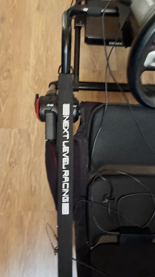 Cockpit Next Level Racing y Thrustmaster T248
