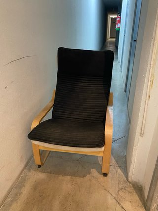 Sillón de tela y madera con cojines