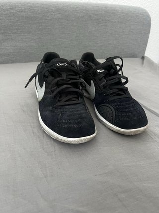 Zapatilla Fútbol Sala Nike Negra y Plateada