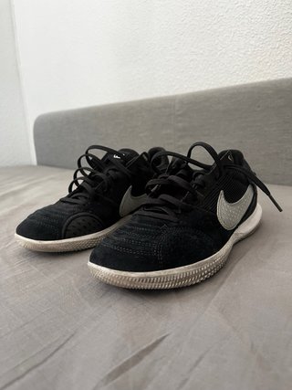 Zapatilla Fútbol Sala Nike Negra y Plateada