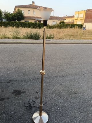 Lámpara de pie dorada con pantalla