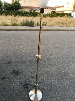 Lámpara de pie dorada con pantalla