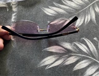Gafas de sol doradas y moradas