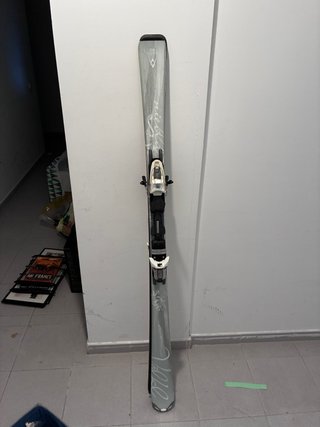 Esquís con fijaciones