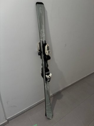 Esquís con fijaciones