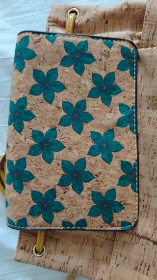 Mochila de corcho y piel con flores