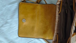 Mochila de corcho y piel con flores