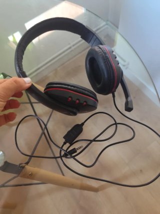 Cascos negros y rojos con micrófono