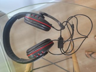 Cascos negros y rojos con micrófono