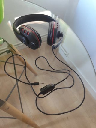 Cascos negros y rojos con micrófono