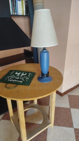 Lámpara de mesa azul y beige