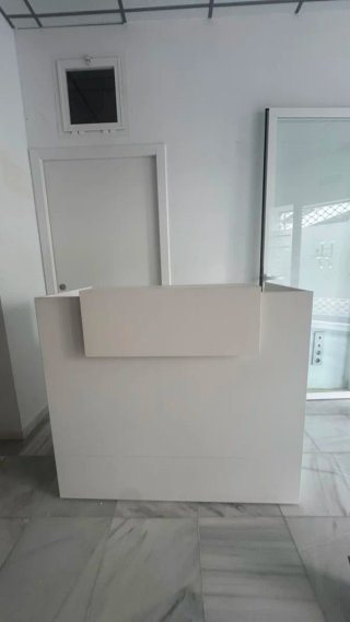 Mostrador de recepción blanco