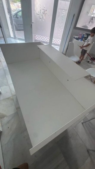 Mostrador de recepción blanco