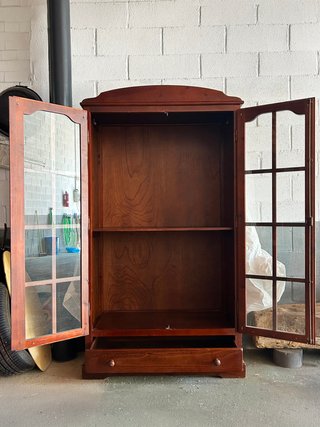 Vitrina de pino macizo con puertas de cristal