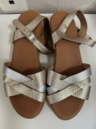 Sandalias doradas y plateadas verano