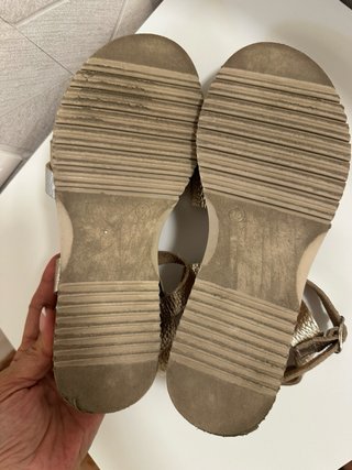 Sandalias doradas y plateadas verano