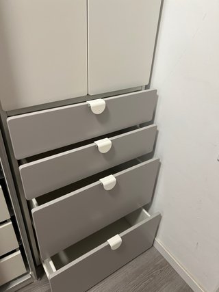 Armario IKEA blanco y gris