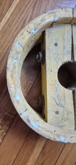 Antica puleggia in legno