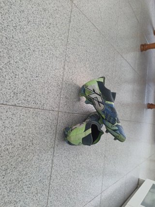 Botas de fútbol Puma negras y verdes