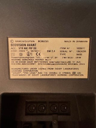 Televisor Bang & Olufsen Rojo