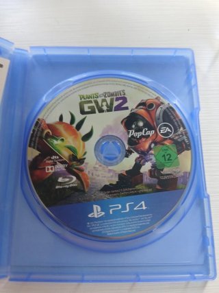 PS4 Slim 1TB + 3 controller + Plants vs Zombies GW2