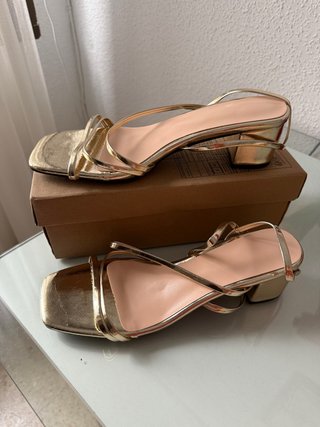 Tacones dorados