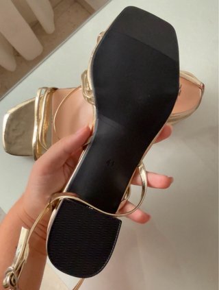 Tacones dorados
