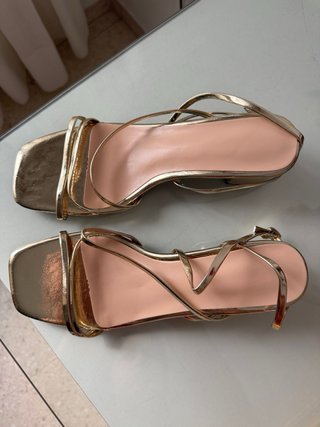 Tacones dorados