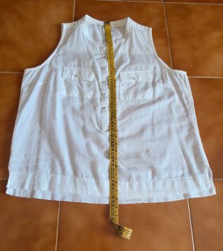 Camisa blanca sin mangas.  Talla S.