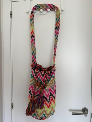 Bolso étnico multicolor con flecos
