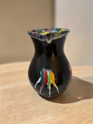 Jarra vintage de cerámica negra esmaltada multicol